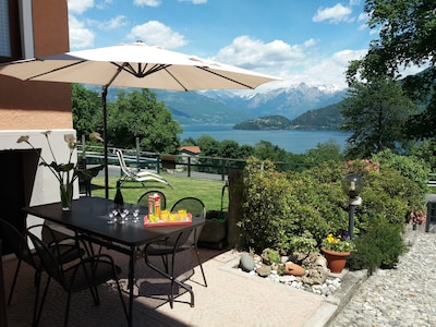 "Casa Azalea" - Lake Como view - garden and private parking - free WiFi