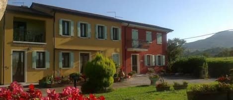 La casa vista dal giardino, la struttura è aperta tutto l'anno.