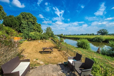 Historic Detached Cottage, On The Bank of The River Severn Nr Upton & Malvern