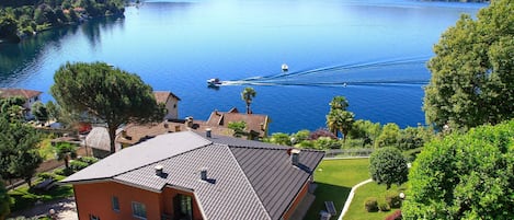 VILLA  con ampio giardino a 10 minuti a piedi da Orta San Giulio 


