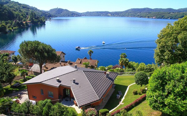 VILLA  con ampio giardino a 10 minuti a piedi da Orta San Giulio 


