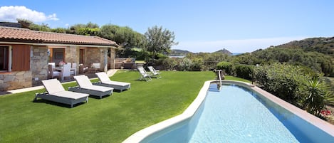 The garden with the pool and the Tower