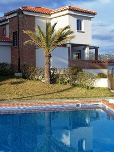 Impresionantes vistas al mar: Villa en pequeña comunidad cerrada con piscina. Zona tranquila.