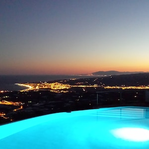 Charming luxury villa with infinity pool, stunning views of bay and mountains