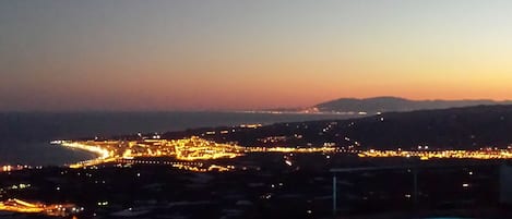 Zicht op de baai van Torre del Mar tot de vuurtoren van Gibraltar