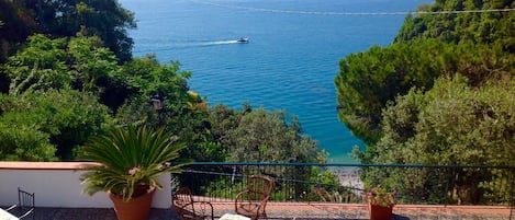 visione del terrazza dall'alto con scorcio della spiaggia a cui si può accedere