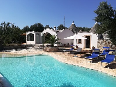 VILLA CON PISCINA ENTRE LOS OLIVOS, A POCA DISTANCIA DEL MAR 