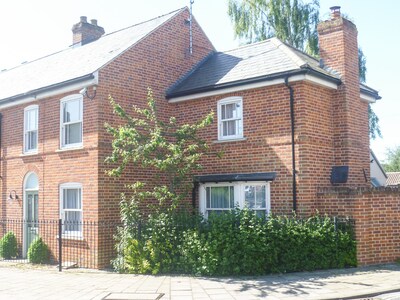 Outstanding location in centre of Woodbridge with parking.