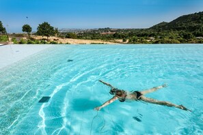 Piscina privata panoramica a sfioro