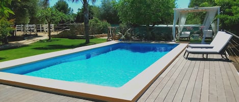 Gran piscina con Chill out y zona de cesped