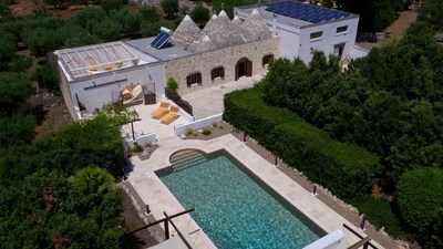 Trullo, privatem durch Solarenergie beheizten Pool, von Mauern umgebenen Hof und Spielzimmern