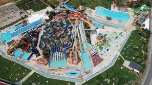 Vista aérea do parque de diversões Slide & Splashe, muito próximo da moradia.