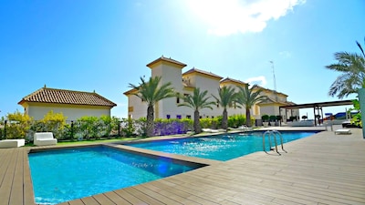Luxuriöse heraus mit 2 Dormit, Terrasse, WIFI, A / C, Pool, Spa, Fitnessraum und 5 min Strand
