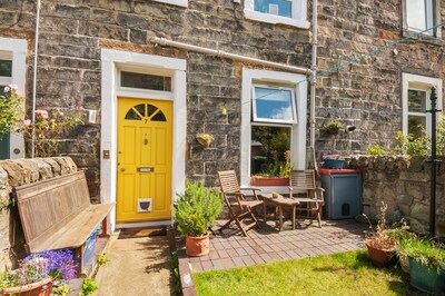 Cozy with character, cottage in the city, free wi-fi, free parking, sleeps 5