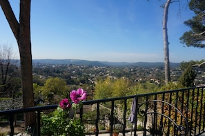 Relax on the south facing balcony and soak up those stunning provençal views