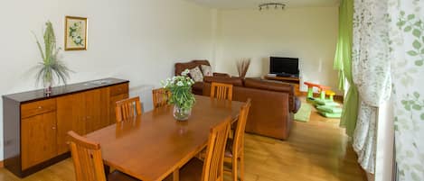 Spacious, bright dining and living room with flat-screen TV and Wi-Fi.