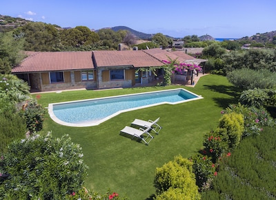 Chia Magnificent Villa, large private pool, panoramic garden, near the beach