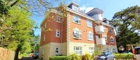 11 Hartford Court.
Ist floor self catering apartment. Lift access and parking