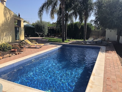 Villa tradicional con gran piscina privada