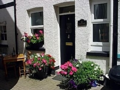 Bird's Nest is a Fisherman's Cottage in Looe seconds from beach.