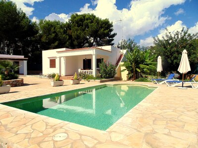 House with pool 200 meters from the beach