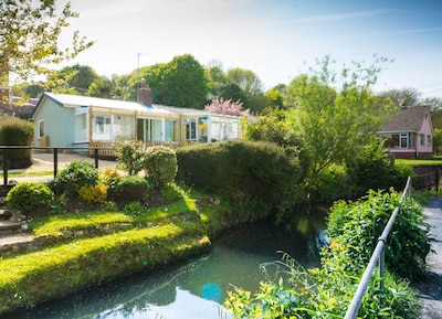 Homestead, Lyme Regis es una acogedora cabaña junto al río, a 10 minutos a pie de la playa