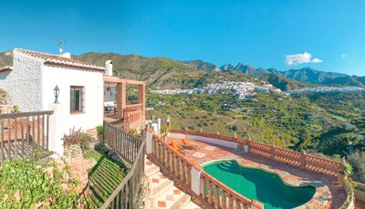 Ideal Villa to Relax with Mountain, Village and Sea Views