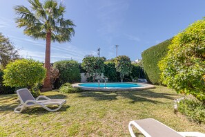 6 beds for near the Pool. Heerlijke bedden 6 stuks bij het zwembad.