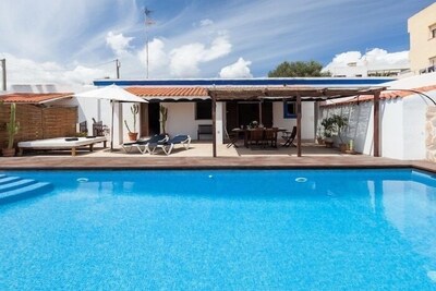 Impresionante villa con piscina privada, 6 PERSONAS, Parking privado, jardín.