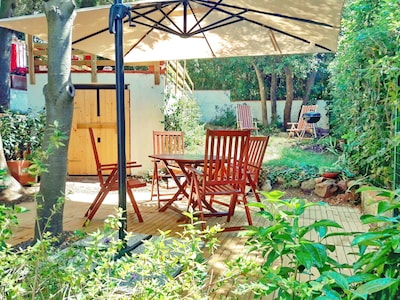 Fantastische Aussicht, privater Garten, Klimaanlage, kostenloses WIFI.