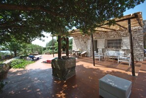 Vista del terrazzo con bellissimo pozzo in pietra leccese e albero di lentisco