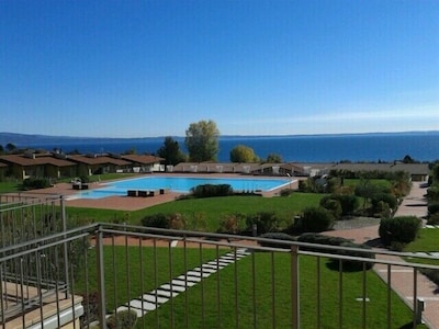 Montecolo Resort three-room apartment with splendid lake view, swimming pool