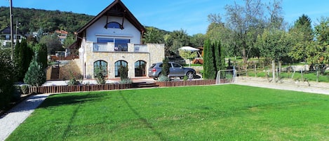 Spectacular Villa, , Spectacular Garden, Spectacular lake views, best location. 