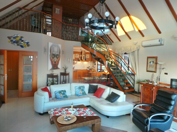 Lounge with entertainment centre, 3D Smart TV/video fast WiFi amazing lake view