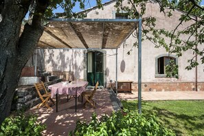 The covered dining area offers a perfect spot for outdoor breakfast, lunch and dinners!