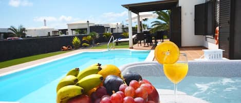 Pool, Jacutzzi and relaxation area