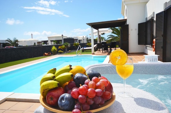 Pool, Jacutzzi and relaxation area