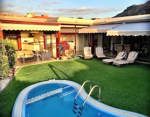 Uninterrupted sea views, private garden, heated pool, BBQ and free WiFi. Amazing