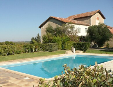 Gran casa modernizada con buen gusto en dos acres, con excelentes vistas