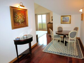 Spacious entrance hall leading to the living room & balcony.