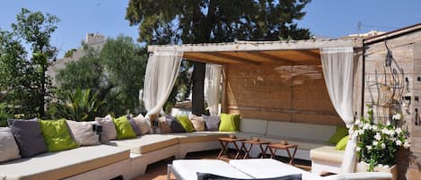 THE UNIQUE 47 SQM "CHILL OUT" TERRACE WITH SUNBEDS AND BBQ AREA! SW FACING!
