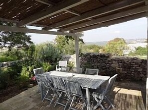 Pergola und Grill zum Essen im Freien