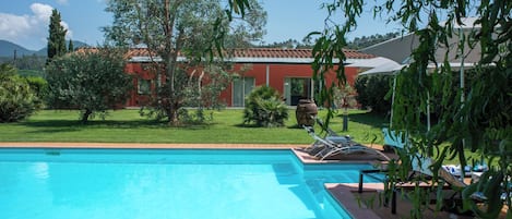 Veduta casa con piscina