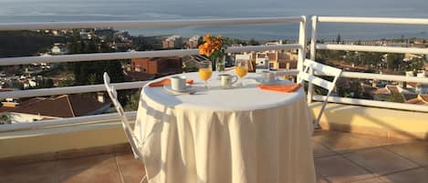 Desayuno con maravillosas vistas al mar