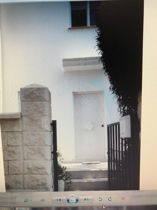 Unclassified image, 1 of 11, button