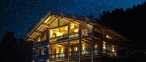 Le chalet Céleste  en hiver sous les étoiles