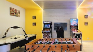 Games Room of Villa Altus with arcade game, Playstation, Pinball, airhockey...