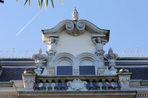 particolare della facciata della villa