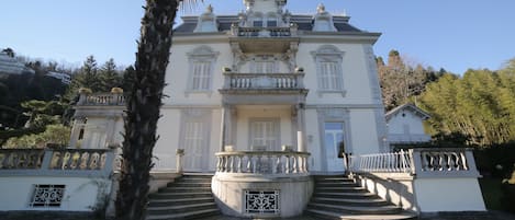 Splendida facciata della villa antica
