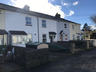 RIVERBANK COTTAGE, dogs welcome, walk to town along the beautiful Estuary....